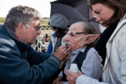 Nick Dudman s Warwickom Davisom koji je utjelovio goblina Griphooka u filmovima o Harryju Potteru