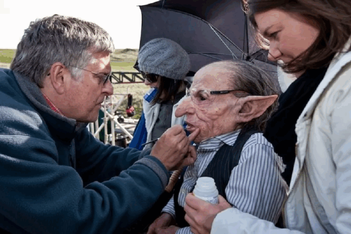Nick Dudman s Warwickom Davisom koji je utjelovio goblina Griphooka u filmovima o Harryju Potteru