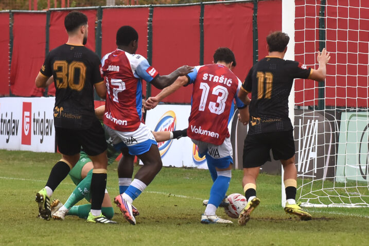 Noa Aron Stašić zabija vodeći gol za Crvene/Foto D. MICULINIĆ