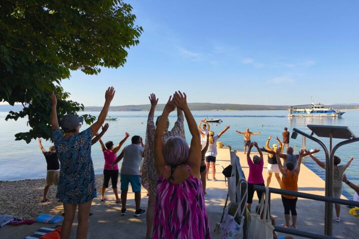 Program je započeo na plaži, vježbama istezanja i razgibavanja pod vodstvom fizioterapeuta
