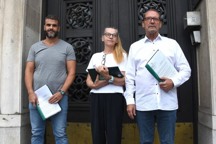 Damir Mišković, Tanja Sokolić i Aleksio Komar ispred pisarnice Grada Rijeke / Foto Dean Miculinić