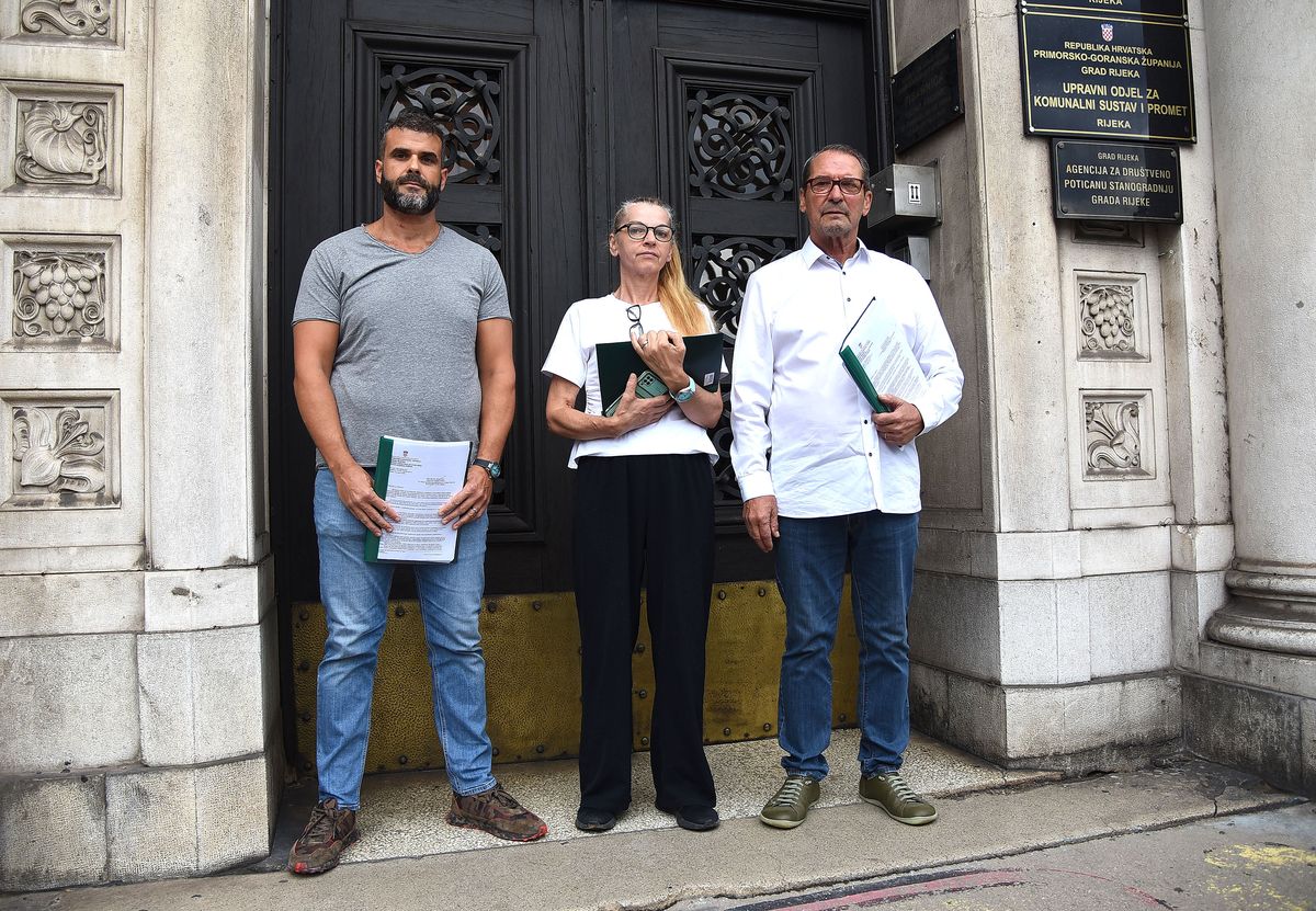 Damir Mišković, Tanja Sokolić i Aleksio Komar ispred pisarnice Grada Rijeke / Foto Dean Miculinić