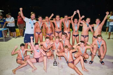 Momčad "Primorja EB" s lošinjskim pobjedničkim trofejem / Foto Sandro Tariba