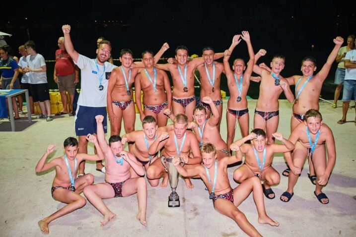 Momčad "Primorja EB" s lošinjskim pobjedničkim trofejem / Foto Sandro Tariba
