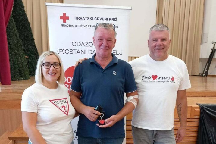 Tajnica DDK Jelenje Emanuela Maršanić, troznamenkasti darivatelj Lučiano Petrović i predsjednik DDK Jelenje Alen Kurelić / Foto DDK Jelenje