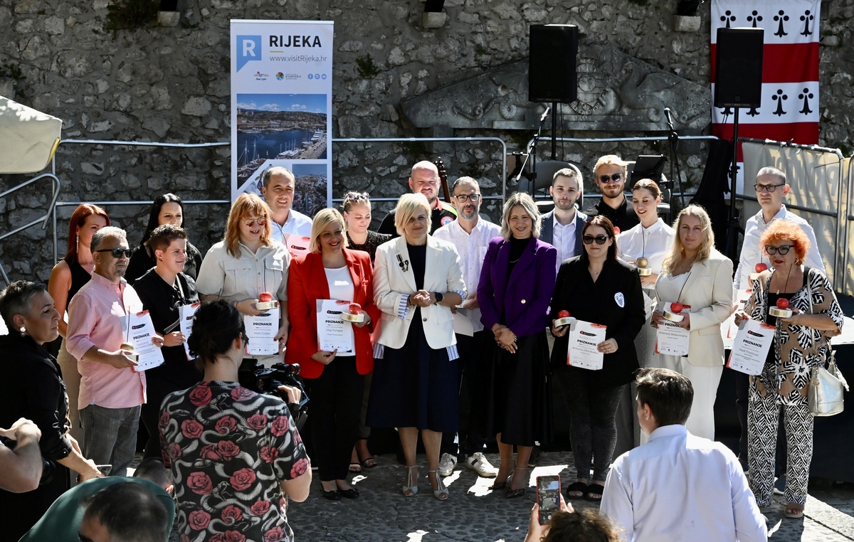 Najbolji riječki turistički djelatnici s čelnicama Turističke zajednice i Grada Rijeke / Foto Nikola Blagojević