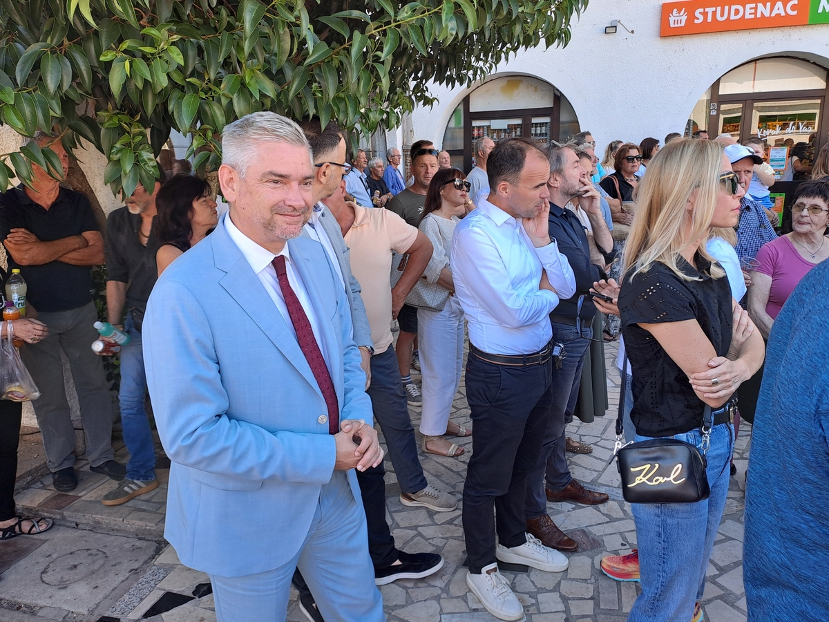 Boris Miletić među okupljenima u Raši / Foto Sandra Zrinić Terlević