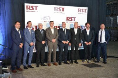 Uzvanici svečanosti puštanja u rad solarne elektrane delničkog poduzeća RST Pellets / Foto Marinko Krmpotić