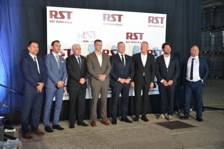 Uzvanici svečanosti puštanja u rad solarne elektrane delničkog poduzeća RST Pellets / Foto Marinko Krmpotić