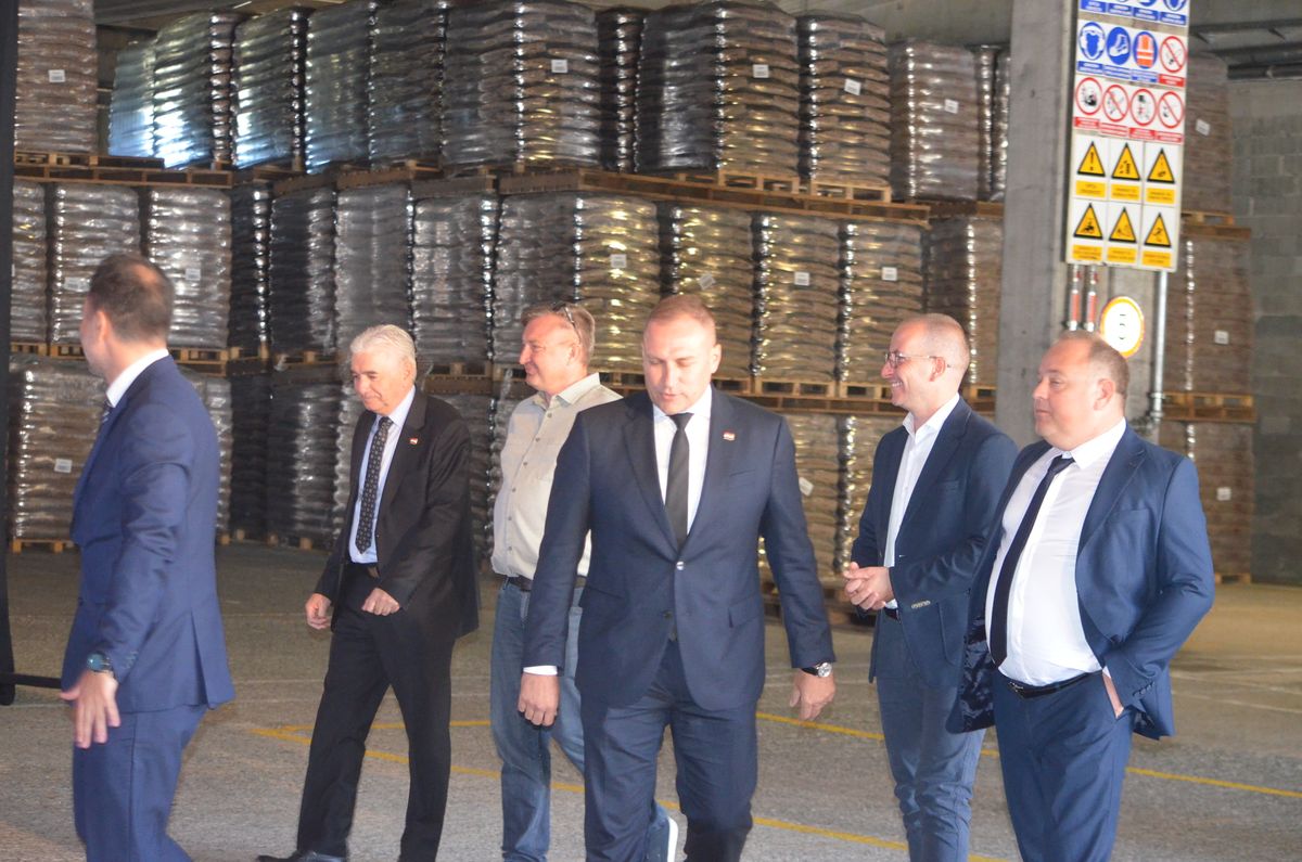 Ministrar Vlajčić u obilasku velikog pogona u Lučicama / Foto Marinko Krmpotić