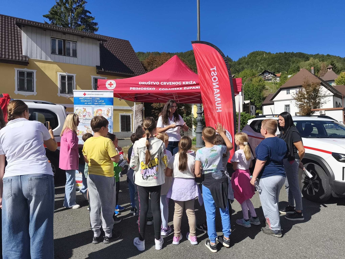 Predstavljanje rada Crvenog križa privuklo je pažnju brojnih Čabrana
