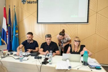 Dogovor sa stručnim službama - pročelnik Josip Kordić, potpredsjednik Vijeća Rajko Stanić, Diana Grbac Lazar i pročelnica Irena Gauš / Foto Aleksandra Kućel-Ilić