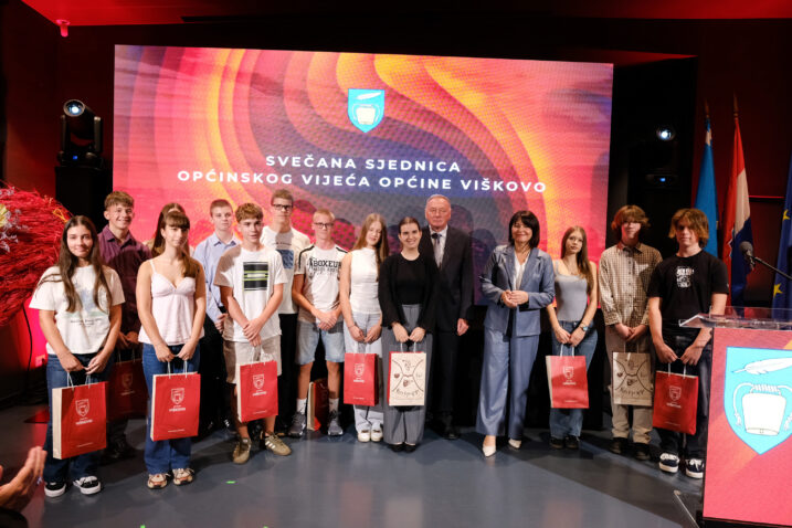 Nagrađeni učenici s čelnicima Općine Viškovo / Foto Nikola BLagojević