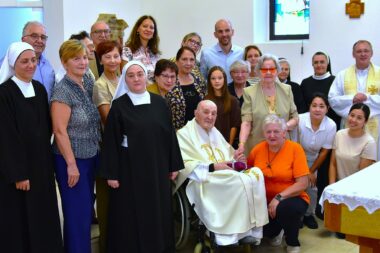 Mons. Milan Simčić proslavio je 100. rođendan sa svojim kolegama, suradnicima i rodbinom / Foto RIJEČKA NADBISKUPIJA