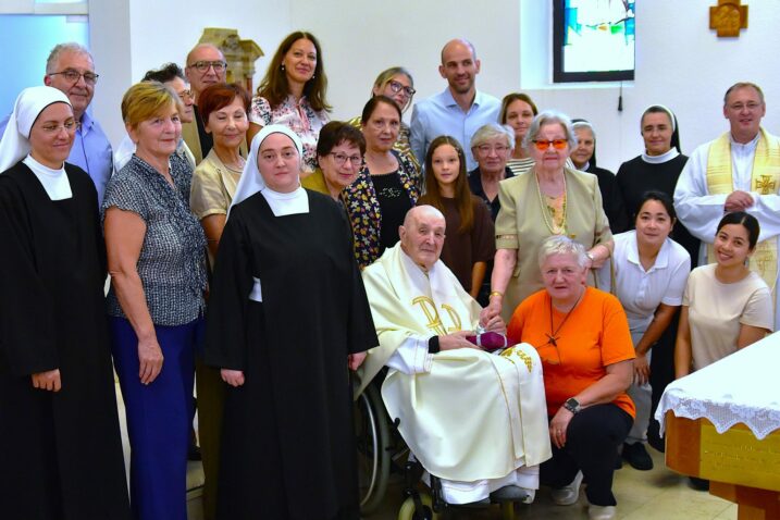 Mons. Milan Simčić proslavio je 100. rođendan sa svojim kolegama, suradnicima i rodbinom / Foto RIJEČKA NADBISKUPIJA