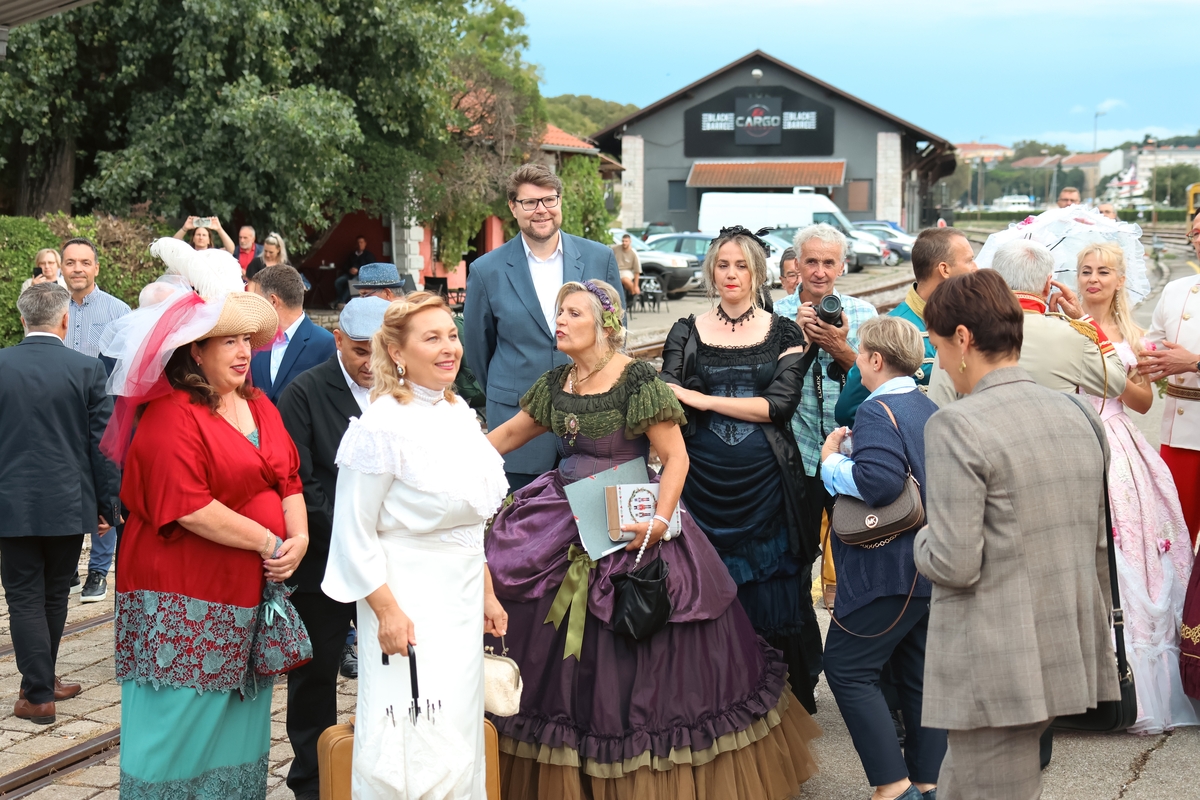 Gradonačelnik Peđa Grbin u društvu bečkih dama