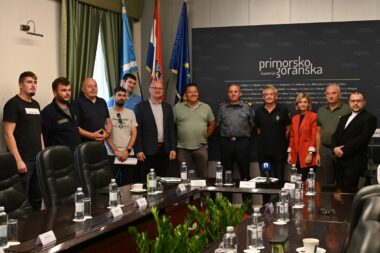 Predstavnici DVD-ova s čelnicima Županije / Foto Ana Križanec