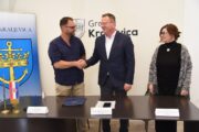 Luka Špalj iz GP-a Izvedba, gradonačelnik Dalibor Čandrlić i Zdenka Kruišić Katalinić iz Aqua Plana / Foto Dean Miculinić