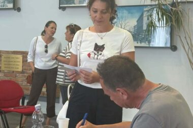 Jurica Pavičić potpisuje knjige nakon druženja s publikom