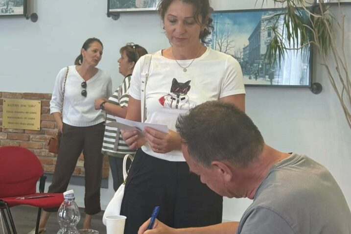 Jurica Pavičić potpisuje knjige nakon druženja s publikom