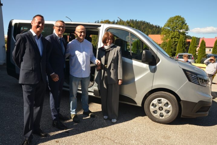 Gradonačelnik Igor Pleše, župan Ivica Lukanović, ravnatelj Mladen Bolf i pročelnica Edita Stilin kraj novog vozila / Foto Marinko Krmpotić