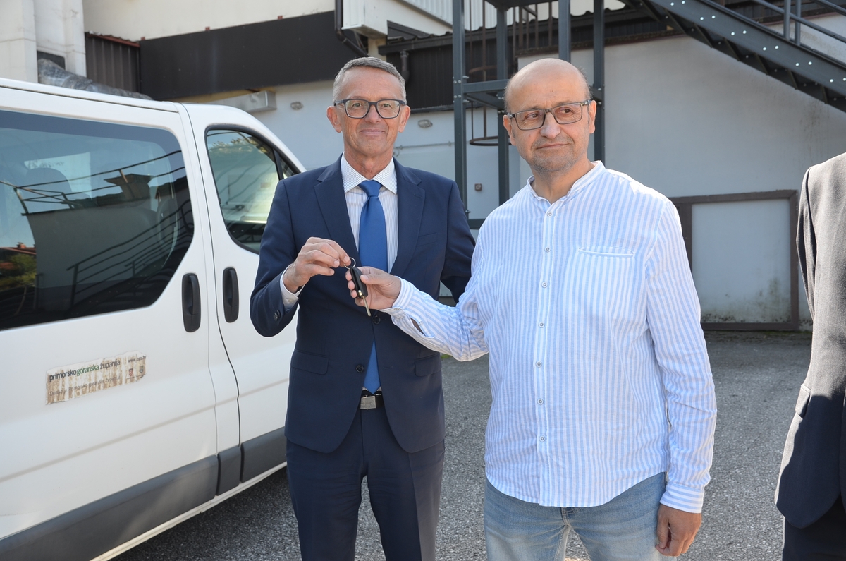 Župan Lukanović predaje ključeve novog kombija ravnatelju Mladenu Bolfu