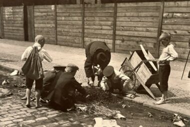 Willy Römer: »Djeca u potrazi za hranom«, Berlin, 1923.