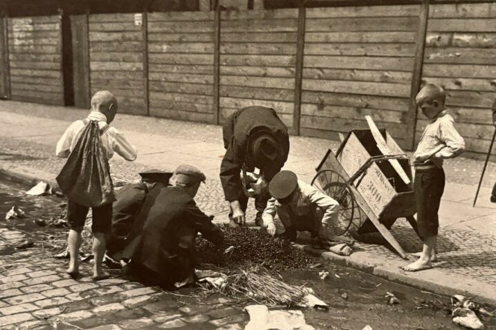 Willy Römer: »Djeca u potrazi za hranom«, Berlin, 1923.