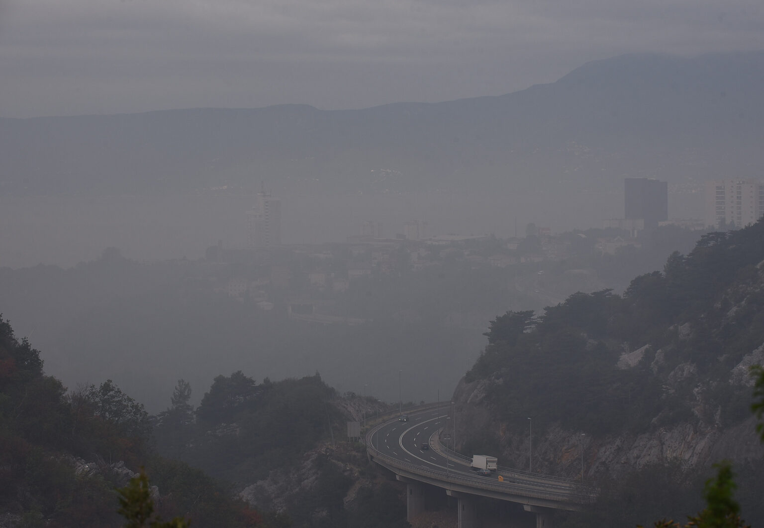 FOTO/VIDEO Dim se vidi i s Učke, bijela zavjesa preko Kvarnera
