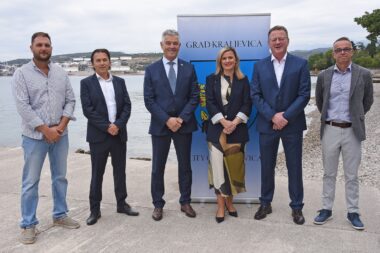 Potpisnici ugovora - Luka Špalj, Damir Šimunić, Tomislav Klarić, Ivana Soža Savić, Dalibor Čandrlić i Dinko Hrešić / Foto Dean Miculinić