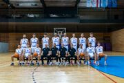 Momčad Kvarnera s trenerom Slavenom Rimcem i ostatkom stručnog stožera/Foto DAMJAN JELENOVIĆ