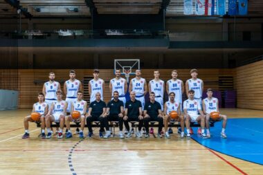Momčad Kvarnera s trenerom Slavenom Rimcem i ostatkom stručnog stožera/Foto DAMJAN JELENOVIĆ
