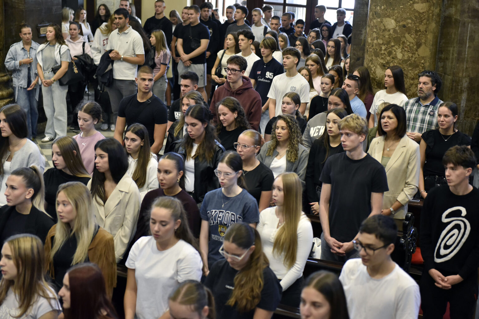 Mons. Uzinić srednjoškolcima: Nemojte se dati uvući u kalupe