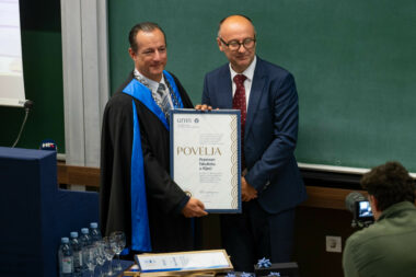 Povelju Sveučilišta u Rijeci dekanu Dariju Đerđi uručio je rektor Goran Hauser / Foto Ana KRIŽANEC