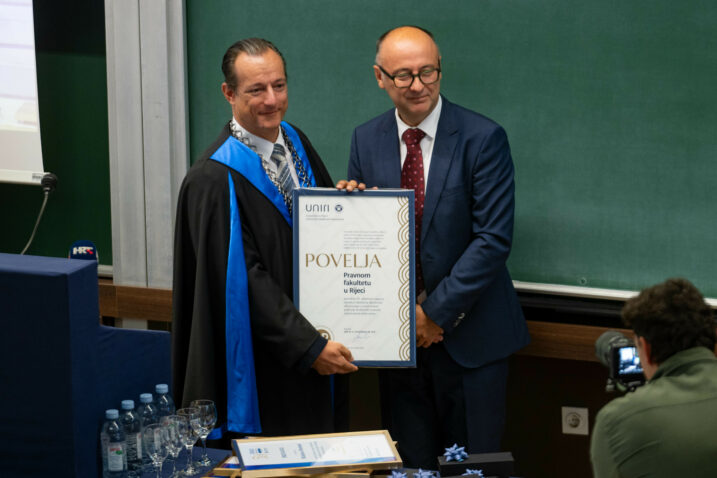 Povelju Sveučilišta u Rijeci dekanu Dariju Đerđi uručio je rektor Goran Hauser / Foto Ana KRIŽANEC