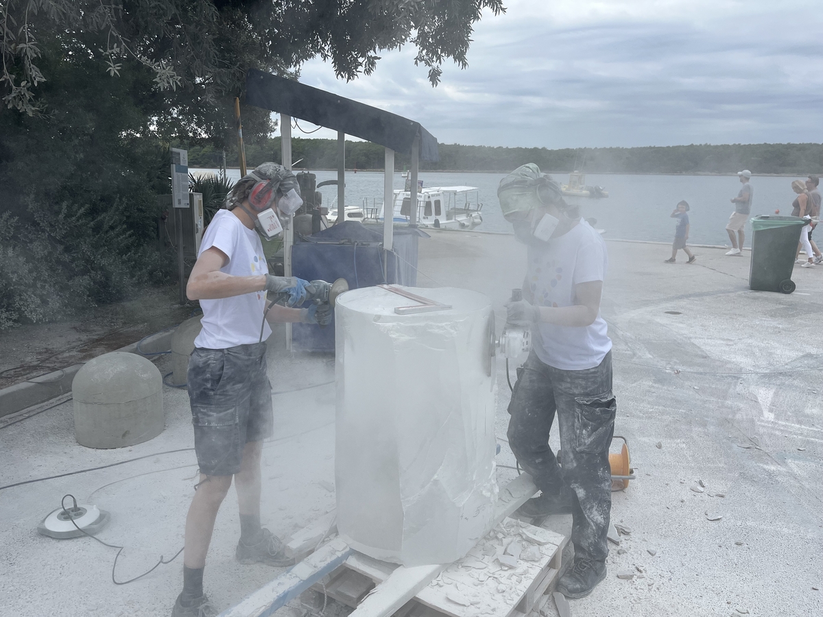 Kiparice obrađuju kamen oko kojeg će ići keramički konop / Foto Relja Paškvan