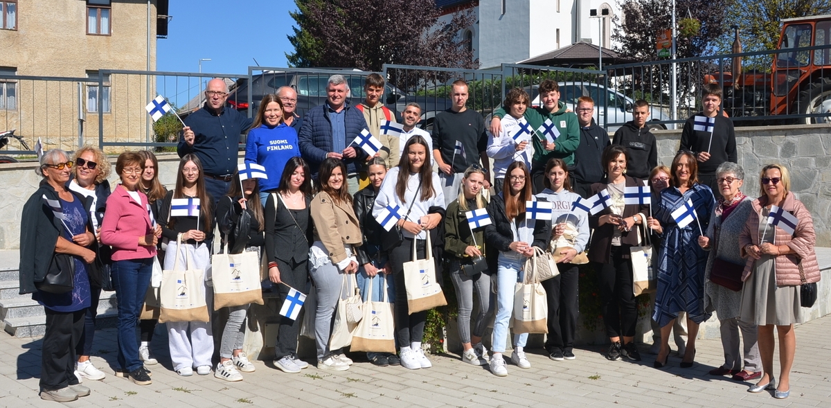 Zajednički snimak srednjoškolaca i gostiju iz Finske / Foto Marinko Krmpotić