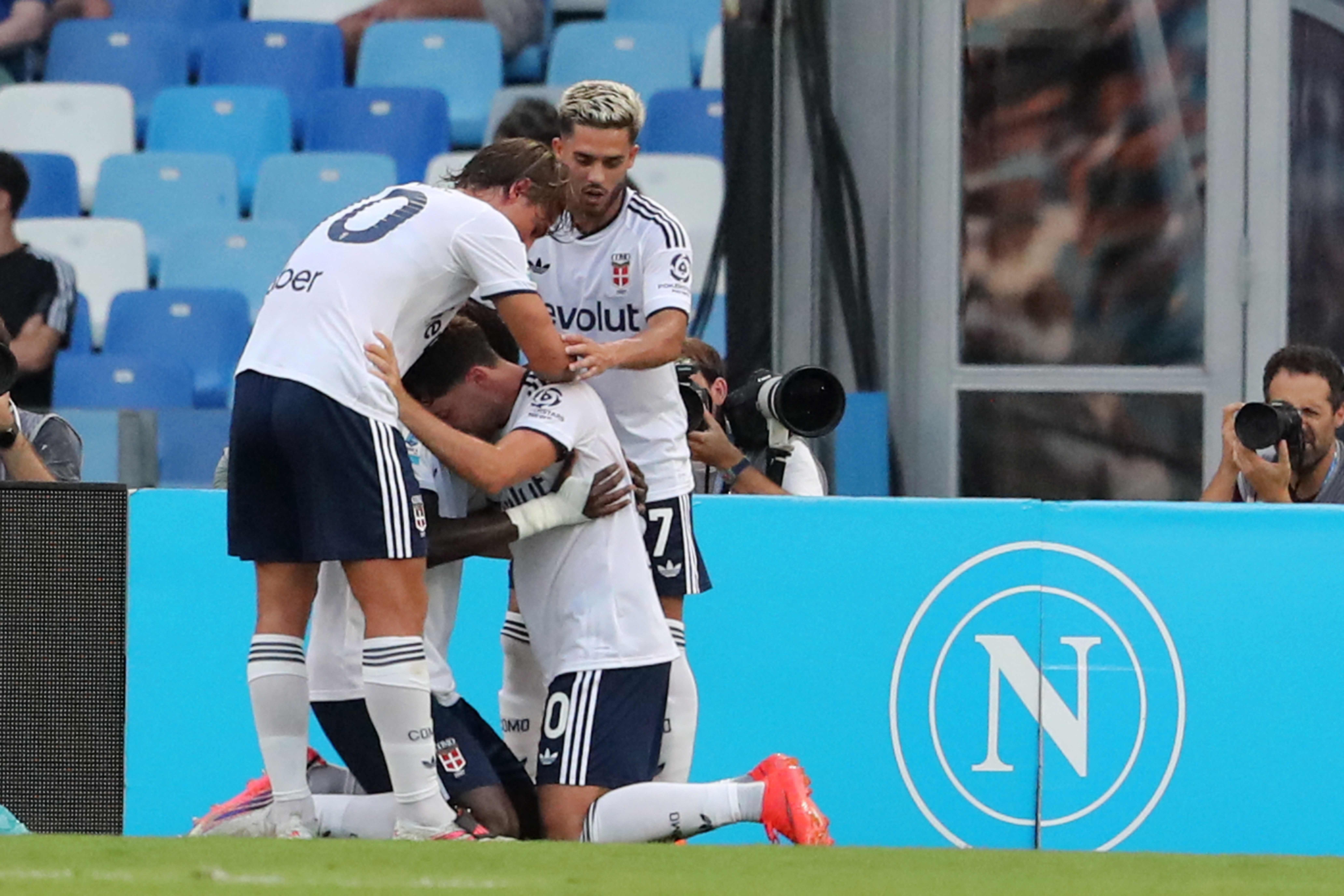 Martin Baturina slavio gol sa suigračima/Foto AFP