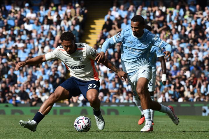 Milan van Ewijk (Coventry) i Iliman Ndiaye (M. City)/Foto AFP