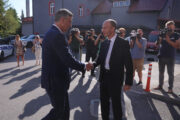 Premijer Andrej Plenković rukuje se s ličkim županom Ernestom Petryjem, koji je nakon skandala u lokalnom kafiću dao ostavku na mjesto šefa HDZ-a Like, tijekom posjeta Gospiću uoči subotnjeg prosvjeda zbog opasnog otpada u Lici / Foto Sanjin Strukic/PIXSELL