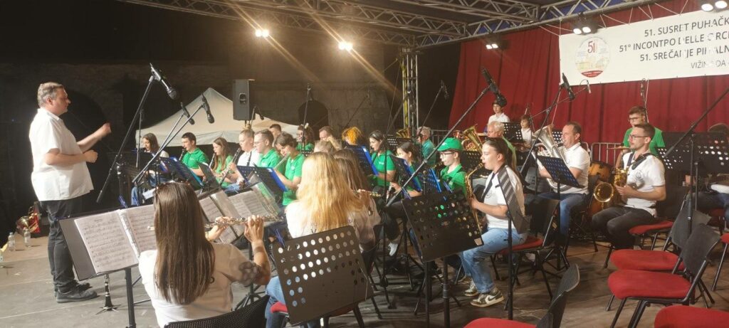 Denis Kezele (lijevo) dirigent je združenog orkestra