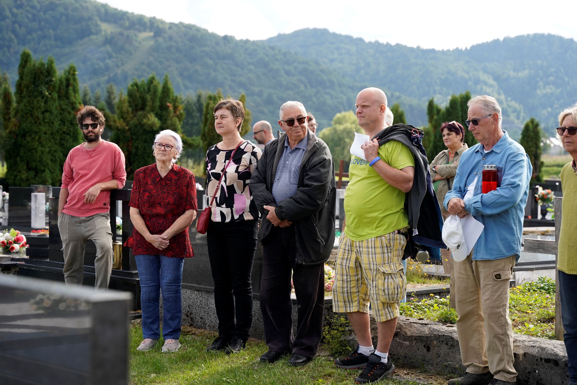 Zapaljene svijeće na grobu goranskog mirovnjaka
