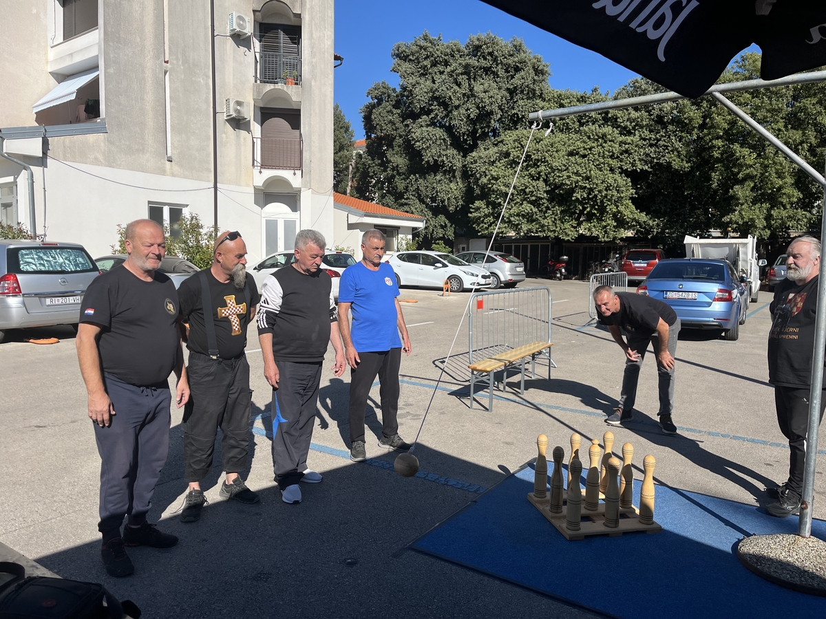 Senad Mešiić i Predrag Ragužin sa suborcima igraju viseće kuglanje / Foto Relja Paškvan