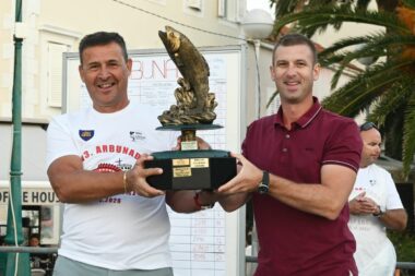 Branko Cvitković i Marin Kraljić s prijelaznim trofejem / Foto Bojan Purić