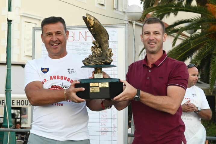 Branko Cvitković i Marin Kraljić s prijelaznim trofejem / Foto Bojan Purić