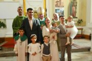 Nadbiskup Uzinić s ponosnom obitelji Nemir / Foto RIJEČKA NADBISKUPIJA