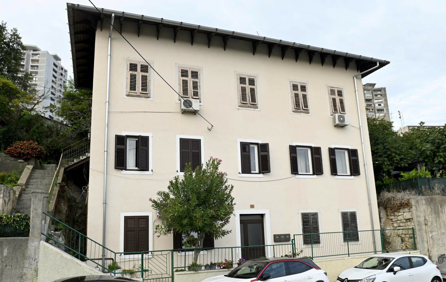 Rinčić je kritizirala Filipovića zbog prodaje “obiteljskog srebra”. Sada Grad prodaje stanove i prostore za milijun i pol €
