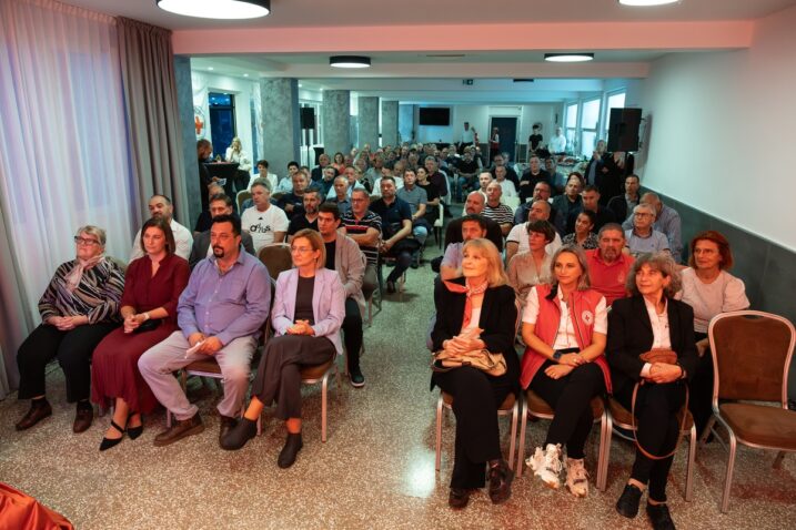 Velika obitelj riječkih humanista na svečanosti u Domu Crvenog križa na Pećinama / Foto Nikola Blagojević