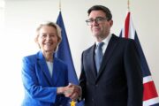 Dobrodošli, ali s uvjetima - Ursula von der Leyen i Andy Burnham / Foto Toby Melville / POOL / AFP