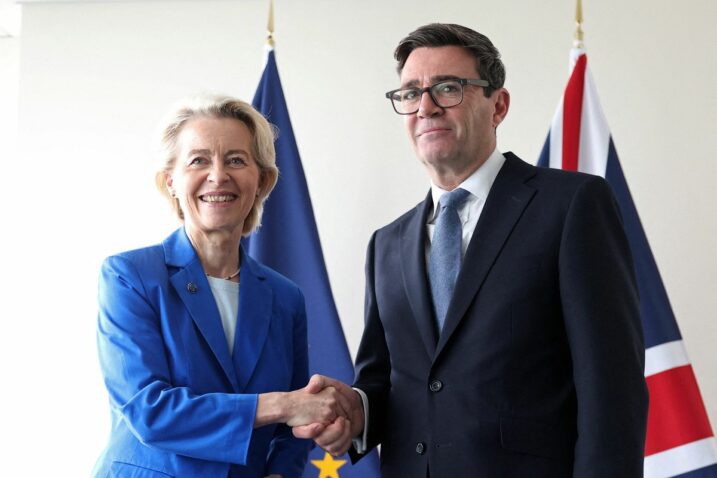 Dobrodošli, ali s uvjetima - Ursula von der Leyen i Andy Burnham / Foto Toby Melville / POOL / AFP